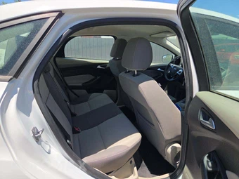 2013 Ford Focus SE Sedan - miniatura 13