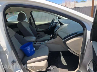 2013 Ford Focus SE Sedan - miniatura 15
