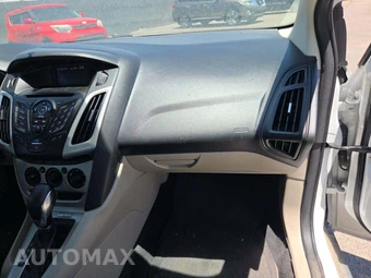 2013 Ford Focus SE Sedan - miniatura 16