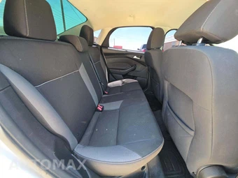 2013 Ford Focus SE Sedan – miniatura 13