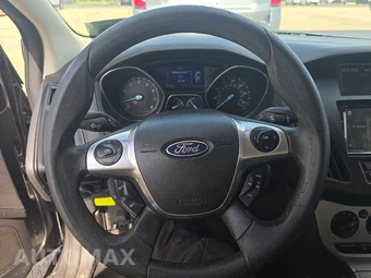2013 Ford Focus SE Sedan – miniatura 10