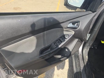 2013 Ford Focus SE Sedan – miniatura 9