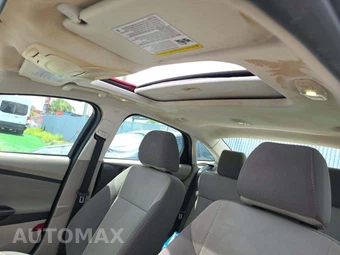 2013 Ford Focus SE Sedan - miniatura 11