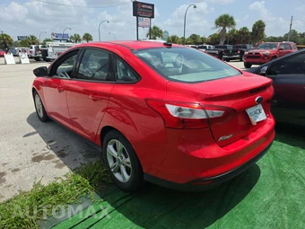 2013 Ford Focus SE Sedan - miniatura 2