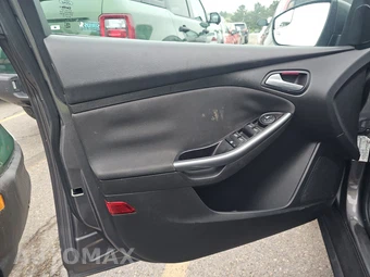 2013 Ford Focus Titanium Hatchback – miniatura 9