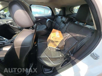 2013 Ford Focus Titanium Hatchback - miniatura 13