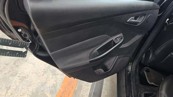 2013 Ford Focus Titanium Hatchback - miniatura 29