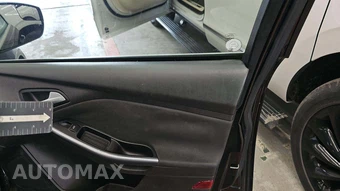 2013 Ford Focus Titanium Hatchback - miniatura 41