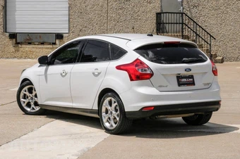 2013 Ford Focus Titanium Hatchback - miniatura 14