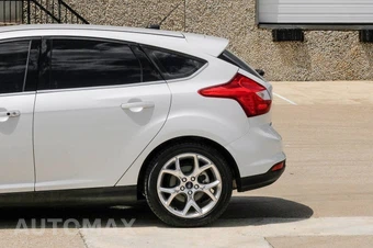 2013 Ford Focus Titanium Hatchback - miniatura 17