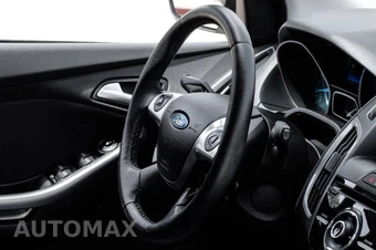 2013 Ford Focus Titanium Hatchback - miniatura 20