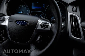 2013 Ford Focus Titanium Hatchback - miniatura 23