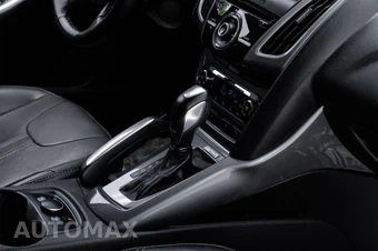 2013 Ford Focus Titanium Hatchback - miniatura 28