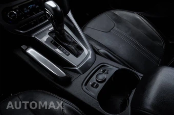 2013 Ford Focus Titanium Hatchback - miniatura 29