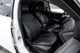 2013 Ford Focus Titanium Hatchback - miniatura 42