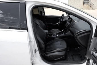 2013 Ford Focus Titanium Hatchback - miniatura 43