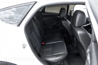 2013 Ford Focus Titanium Hatchback - miniatura 44