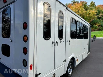 2013 Ford Super Duty E-450 Cutaway DRW - miniatura 9