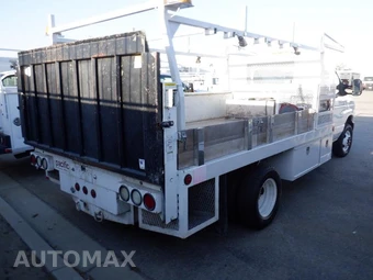 2013 Ford Super Duty E-450 Cutaway DRW - miniatura 3