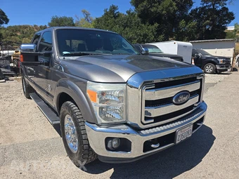 2013 Ford Super Duty F-250 Lariat Crew Cab Medium Bed - miniatura 3