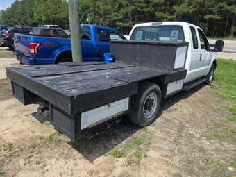 2013 Ford Super Duty F-350 Cab Chassis XL Extended Cab w/Rear Doors - miniatura 3