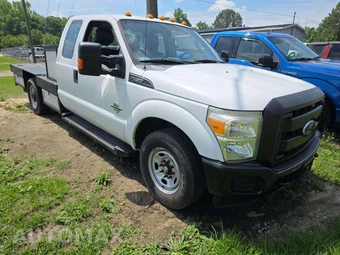 2013 Ford Super Duty F-350 Cab Chassis XL Extended Cab w/Rear Doors - miniatura 4