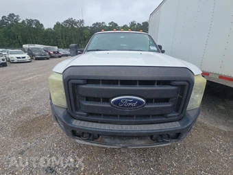 2013 Ford Super Duty F-550 Cab Chassis XL Crew Cab DRW - miniatura 2