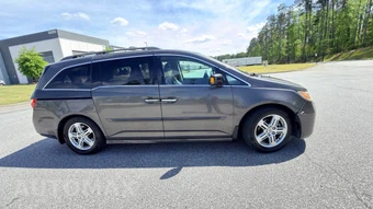 2013 Honda Odyssey Touring 118.1" WB - miniatura 3