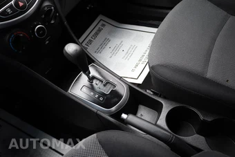 2013 Hyundai Accent GS Hatchback - miniatura 10