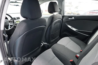 2013 Hyundai Accent GS Hatchback - miniatura 12