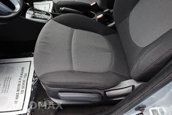 2013 Hyundai Accent GS Hatchback - miniatura 6