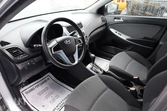 2013 Hyundai Accent GS Hatchback - miniatura 7