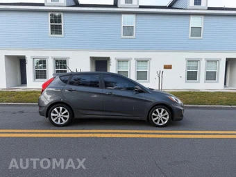 2013 Hyundai Accent SE Hatchback – miniatura 10