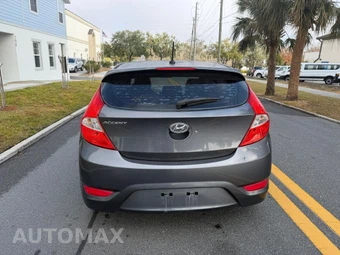 2013 Hyundai Accent SE Hatchback – miniatura 2