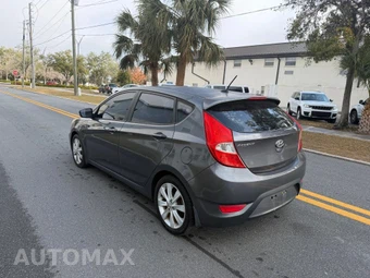2013 Hyundai Accent SE Hatchback – miniatura 3