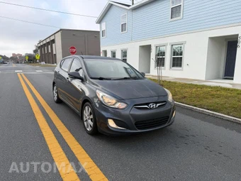 2013 Hyundai Accent SE Hatchback – miniatura 4