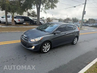 2013 Hyundai Accent SE Hatchback – miniatura 5