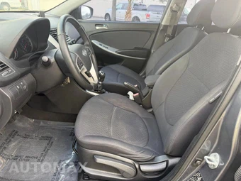 2013 Hyundai Accent SE Hatchback – miniatura 8
