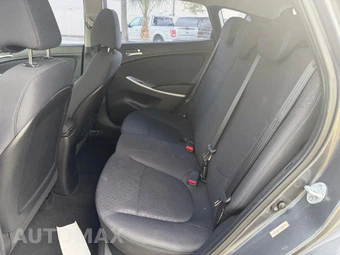 2013 Hyundai Accent SE Hatchback – miniatura 9