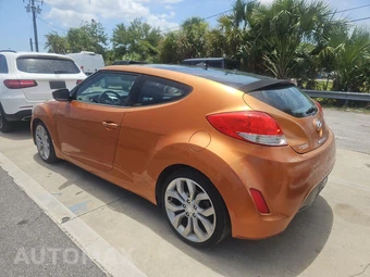2013 Hyundai Veloster w/Black Interior – miniatura 6