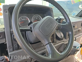2013 Isuzu Reach – miniatura 10