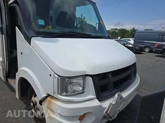 2013 Isuzu Reach – miniatura 2