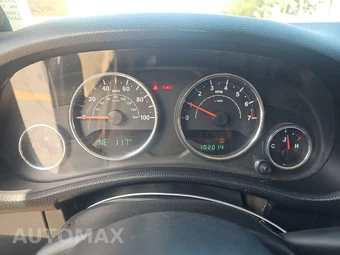 2013 Jeep Wrangler Sahara - miniatura 12