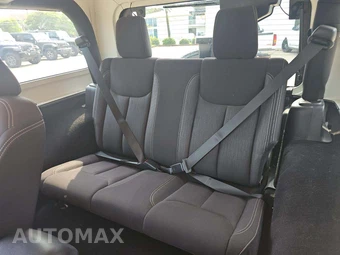 2013 Jeep Wrangler Sahara - miniatura 10