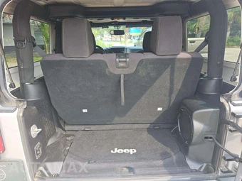 2013 Jeep Wrangler Sahara - miniatura 11