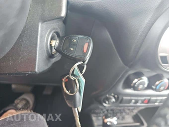 2013 Jeep Wrangler Sahara - miniatura 5