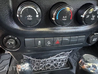2013 Jeep Wrangler Unlimited Freedom Edition - miniatura 20