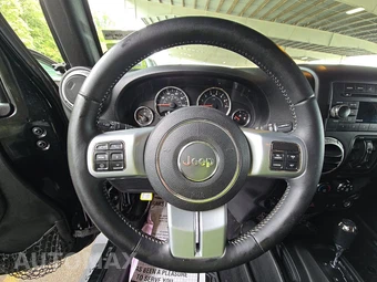 2013 Jeep Wrangler Unlimited Freedom Edition - miniatura 10