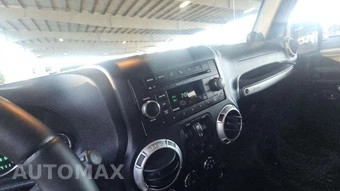 2013 Jeep Wrangler Unlimited Freedom Edition - miniatura 25