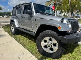 2013 Jeep Wrangler Unlimited Sahara - miniatura 2